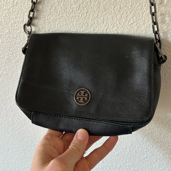 Tory Burch Handbags - Tory Burch Black Leather Chain Strap Emerson Saffiano Crossbody Bag